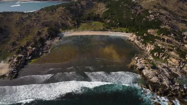 Vue Aérienne Haut Vers Bas Montrant Baie Mer Près Île — Video