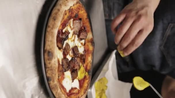 Chef Putting Thin Slices Pickles Top Freshly Baked Pizza Close — Vídeos de Stock