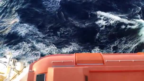 Πλευρά Ενός Καταδρομικού Κατά Την Πλοήγηση Πορτοκαλί Ζωή Βάρκα Πάνω — Αρχείο Βίντεο