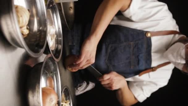 Vertical Shot Chef Wearing Apron Mask Cutting Fresh White Onion — Wideo stockowe