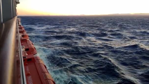 Красивый Вид Горизонт Открытом Море Крейсера Плавающего Закате Море Взволновано — стоковое видео