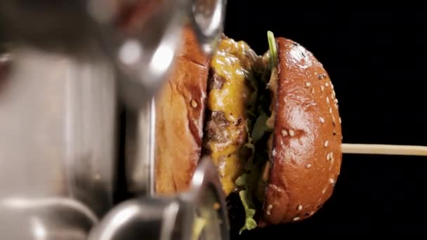 Vertical Shot Yummy Hamburger Wooden Stick Serving Zoom — Stock video