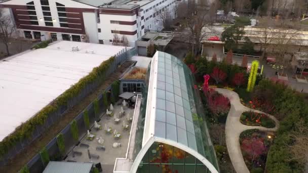 Drone Shot Overtop Chihuly Garden Glass Centrum Seattle — Wideo stockowe