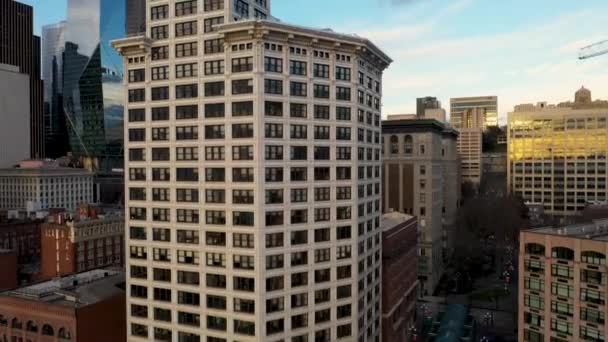 Rising Shot Pioneer Square Iconic Smith Tower — Stockvideo