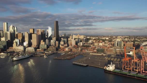 Drone Shot Pulling Away Seattle Shipping Port Sunset — ストック動画