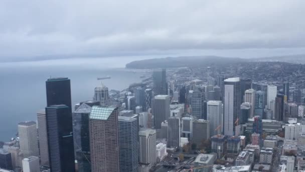 Orbiting Aerial Shot Seattle Dreary Downtown Buildings — ストック動画