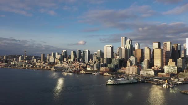 Drone Shot Seattle Skyline Water Sunset Ferry Actively Loading Passengers — Stockvideo
