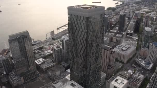 Drohnenschuss Rainier Square Tower Inmitten Von Wolkenkratzern Der Innenstadt Von — Stockvideo