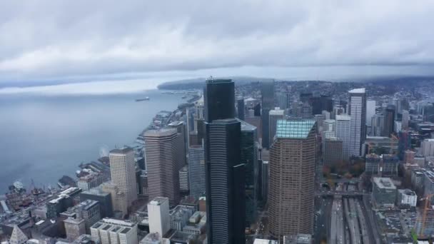 Wide Aerial Shot Pulling Away Seattle Looming Skyscrapers Wet Cloudy — ストック動画