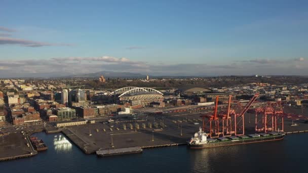Aerial Shot Ship Being Unloaded Front Seattle Stadium District — 图库视频影像
