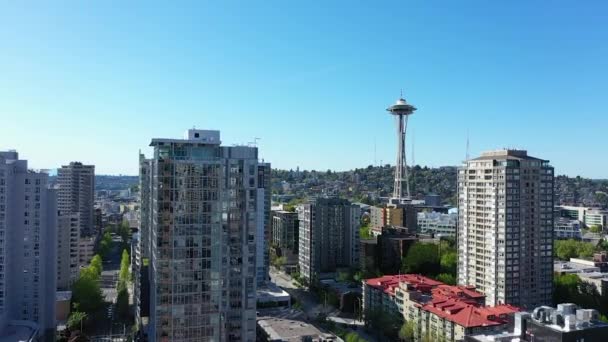 Rising Aerial Apartments Show Magnitude Seattle Space Needle — ストック動画