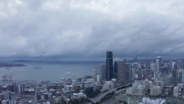 Drone Shot Zooming Out Seattle Downtown Buildings Cloudy Day — Vídeos de Stock