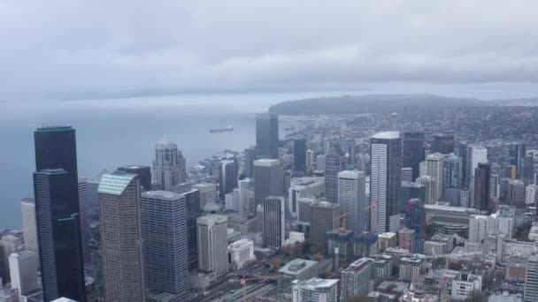 Drone Shot Pulling Away Seattle Downtown Sector Cloudy Day — Stock video