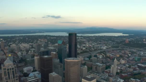 Wide Panning Aerial Shot Seattle Downtown Buildings Capitol Hill Lake — ストック動画