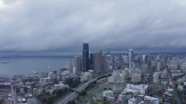 Drohne Bewegt Sich Langsam Auf Wolkenkratzer Der Innenstadt Von Seattle — Stockvideo