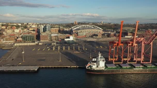 Panning Aerial Shot Ship Being Unloaded Port Seattle — Stockvideo