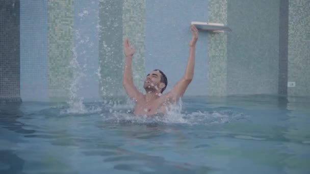 Young Happy Man Splashing Water Luxurious Swimming Pool — Vídeos de Stock