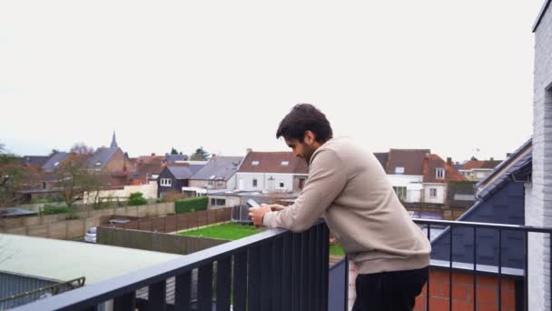 Genç Yakışıklı Adam Balkonunda Duruyor Telefonuna Mesaj Atıyor — Stok video