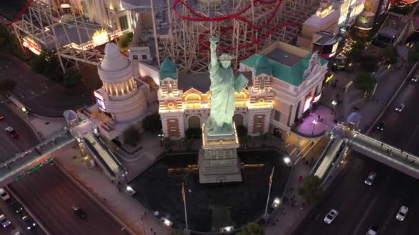 Aerial Drone Shot Statue Liberty Las Vegas Strip Sunset — Wideo stockowe