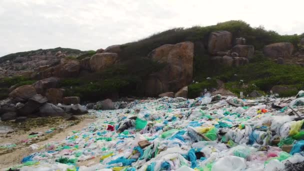 Drone Pullback Dirty Beach Shore Filled Plastic Ocean Trash Pollution — Video Stock