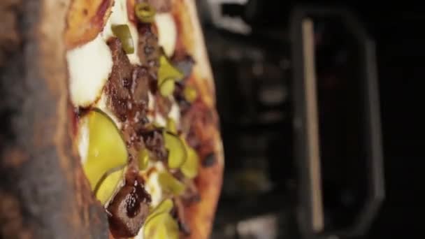 美味的意大利新煮比萨在烤箱前旋转的特写镜头 — 图库视频影像