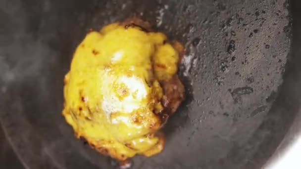 Vicino Medio Colpo Crosta Formaggio Fuso Carne Patty Mentre Sulla — Video Stock