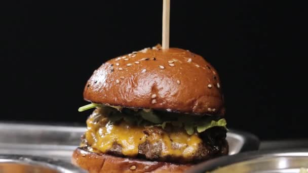 Reverse Dolly Zoom Savory Cheeseburger Com Sesame Seed Bun Sous — Vídeo de Stock