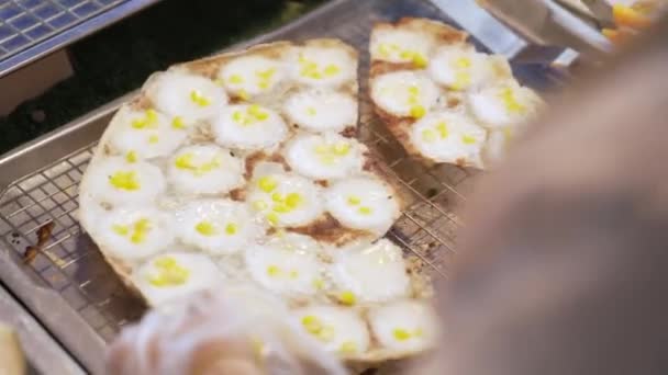 Portionering Och Skärning Traditionell Thai Street Food Desert Khanom Krok — Stockvideo