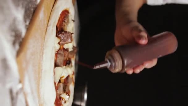 Masculino Esparciendo Barbacoa Salsa Especial Plástico Exprimir Botella Masa Pizza — Vídeos de Stock