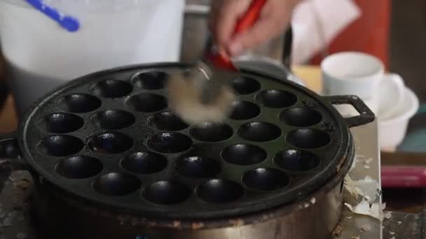 タイの有名なココナッツミルク米粉デザートを作るためのクルックグリドルパンの油とペレパリング Kanom Krok — ストック動画