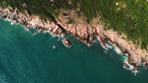 Aerial Top Rocky Ocean Coast Hill Small Waves Crashing Shore — Stockvideo