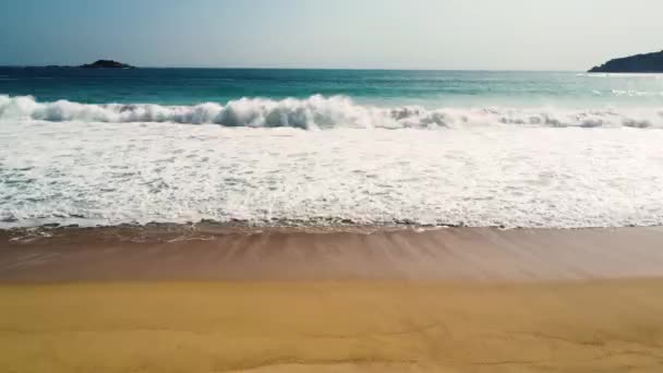 Beach Shore Polluted Ocean Plastic Pollution Trash Waves Crashing — Vídeos de Stock