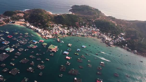 ベトナムのビンフンの漁村での風景空撮 海と島で撮影されたパンニングとドローン映像 — ストック動画