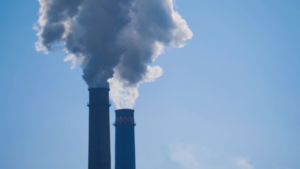 Magas Füstölgő Ipari Kémények Üvegházhatású Gázok Kibocsátása Légkörbe Globális Felmelegedés — Stock videók