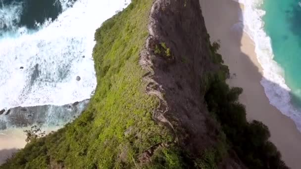 Otroligt Flyg Från Luften Följer Stigen Farlig Klippkant Kelingking Beach — Stockvideo