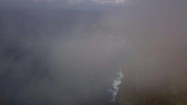 Durf Luchtfoto Vlucht Boven Wolken Vogelperspectief Drone Shot Kelingking Beach — Stockvideo