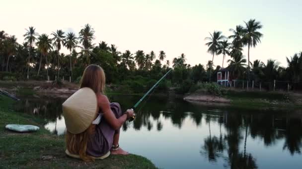 Vaalea Nainen Jolla Tyypillinen Vietnamilainen Hattu Kalastamassa Auringonlaskun Aikaan Gimbal — kuvapankkivideo