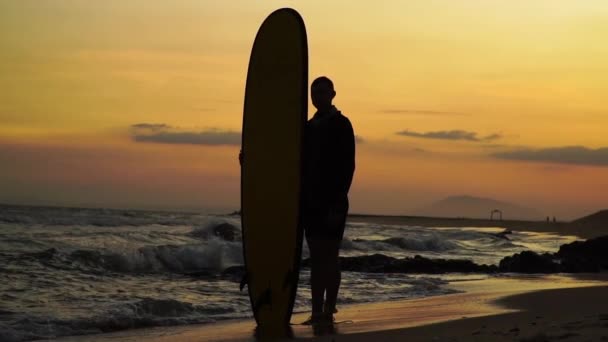 Lassú Mozgás Sziluett Szörfös Álló Színes Naplemente Strand Gazdaság Szörfdeszka — Stock videók