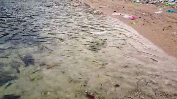 Lågflygning Över Havsvatten Väg Mot Stranden Superförorenad Med Plast — Stockvideo