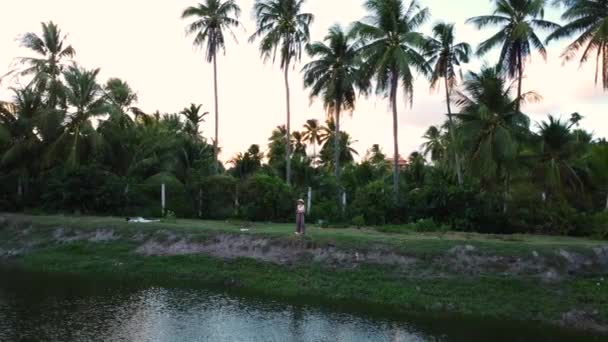 Aerial Pan Left Shot Woman Vietnamese Conical Hat Fishing Sunset — Video Stock