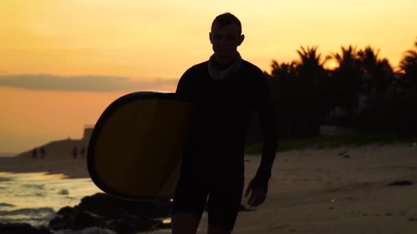Silhouette Showing Male Surfer Surfboard Walking Sandy Beach Sunset Time — Stock Video