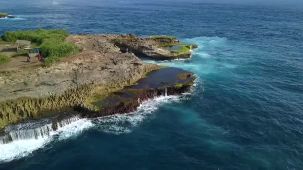 Великолепная Панорама Полета Панорама Беспилотник Снимок Большой Океан Волны Разбивающиеся — стоковое видео