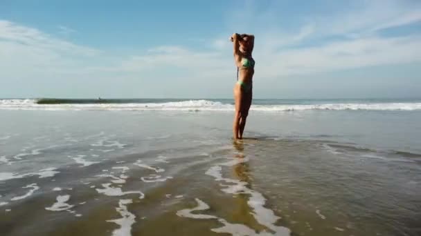 Fit Tanned Beauty Posing Sandy Vietnam Ocean Coastline Orbit View — Stock video