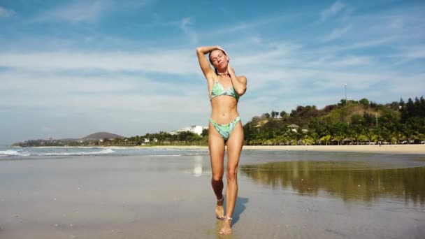 Modelo Bikini Perfecto Caminando Hacia Cámara Playa Arena Vista Estática — Vídeo de stock
