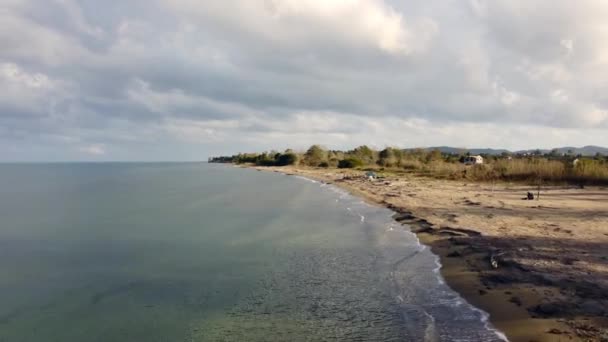 在希腊科孚金色沙滩上飞越无人驾驶飞机拍摄的海岸线和海浪是一次自然旅行 由菲利普 马尔尼茨2022年拍摄 — 图库视频影像