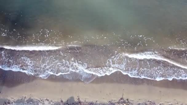 Breathtaking Aerial View Flight Slowly Tilt Drone Flight Waves Coastline — Stockvideo