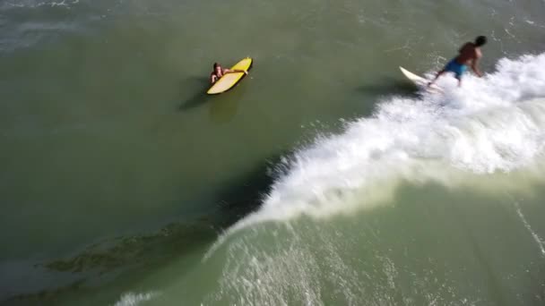 Статический Снимок Женщины Жёлтой Доской Серфинга Фоне Волны — стоковое видео