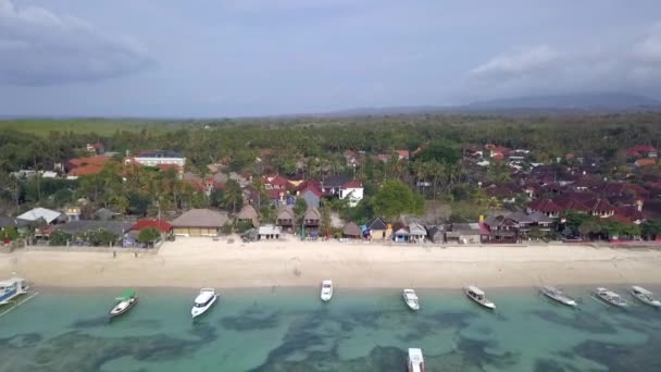 Daring High Aerial View Flight Local Huts Withe Sand Beach — Stockvideo