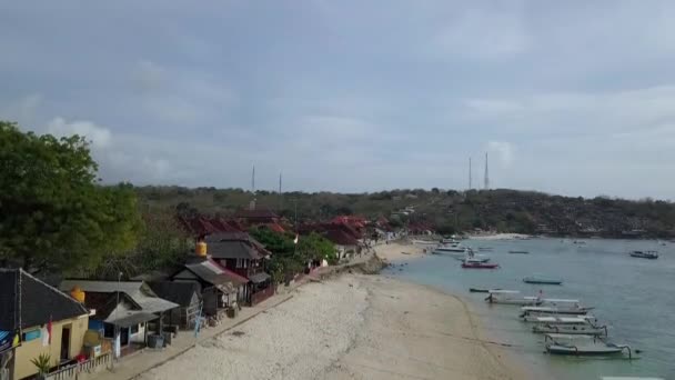 Bella Spiaggia Funghi Turistici Sull Isola Nusa Lembongan Molte Barche — Video Stock