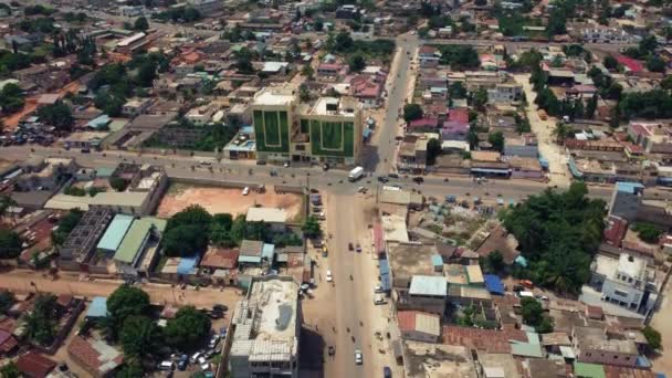 Cinematic Rising Aerial View African City Traffic Showing Twin Towers — Vídeos de Stock